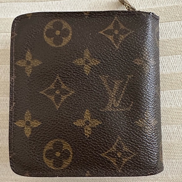 Louis Vuitton Monogrammed Compact bi-fold Wallet with dustbag - Picture 2 of 16